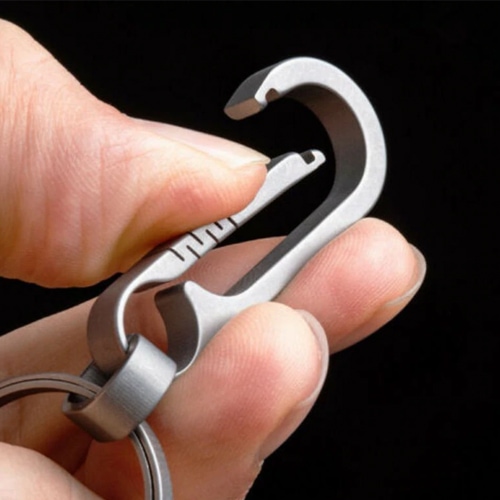 titánium karabiner szürke használat közben